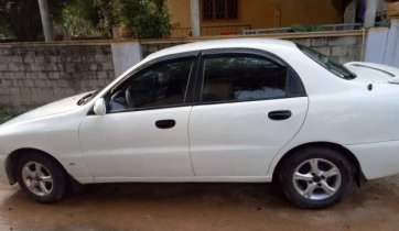 Cần bán gấp Daewoo Lanos đời 2004, màu trắng