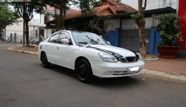 Cần bán gấp Daewoo Nubira II đời 2002, màu trắng 