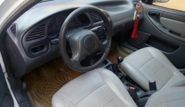 Gia đình cần bán Daewoo Lanos SX đời 2004, màu trắng, giá 72tr