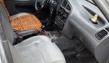 Cần bán lại xe Daewoo Lanos năm sản xuất 2005, màu bạc xe may chạy êm