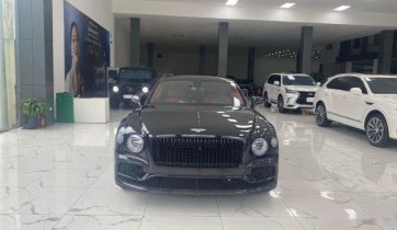 Mới 100% màu đen, xe có sẵn giao ngay