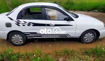 Xe màu trắng