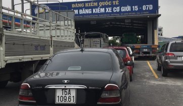 Xe màu đen, xe nhập